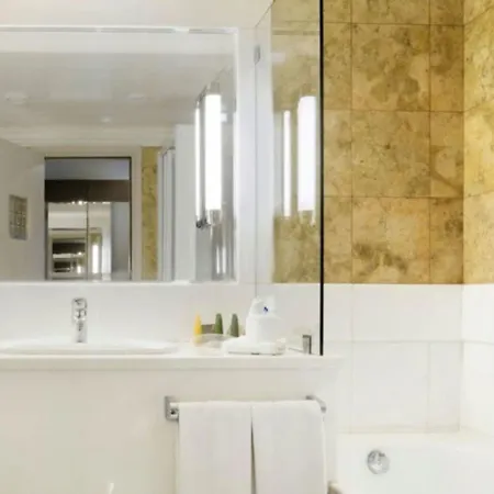 Attica Av, Airport W. By Ihg Отель