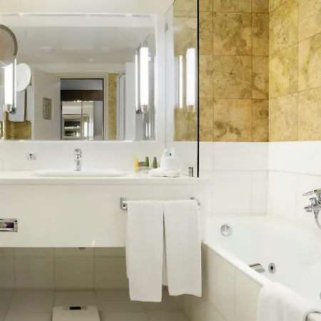 Отель Attica Av, Airport W. By Ihg 4*